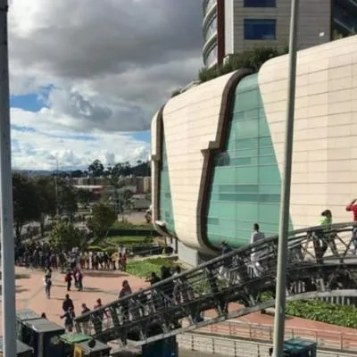 Techo en Titán Plaza se desplomó por fuerza de temblor en Colombia.