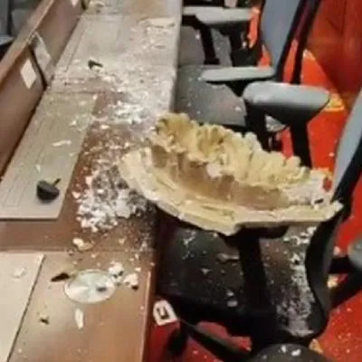 Temblor tumbó pieza del techo del Congreso de la República y cayó sobre silla de parlamentario.