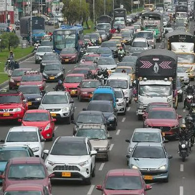 Carros en Bogotá. Expertos explican qué debe hacer si tiembla mientras va manejando.