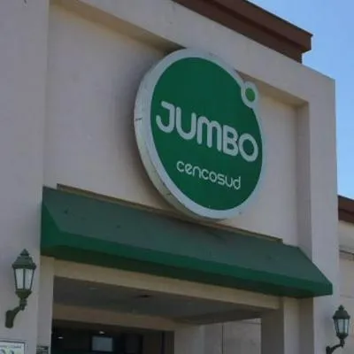 Supermercados Jumbo tiene un 'hermano menor' en Bogotá. Se trata de las tiendas Spid, compiten con Oxxo y sus dueños son millonarios, pues son Cencosud.