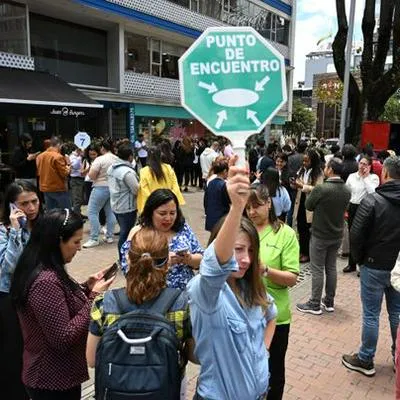 Evacuación en la Zona T de Bogotá, durante los sismos del 17 de agosto.