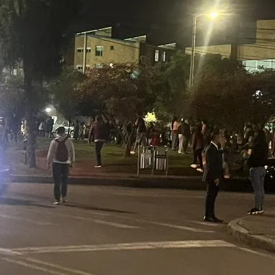 Bogotanos, en las calles durante réplica del temblor la noche de este jueves 17 de agosto.