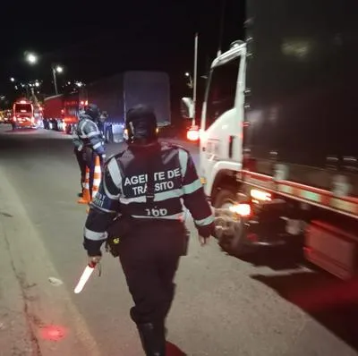 Trancón en vía Bogotá-Villavicencio por derrumbe que obligó a cerrar la carretera. En la vía hay una congestión de más de 5 kilómetros. 