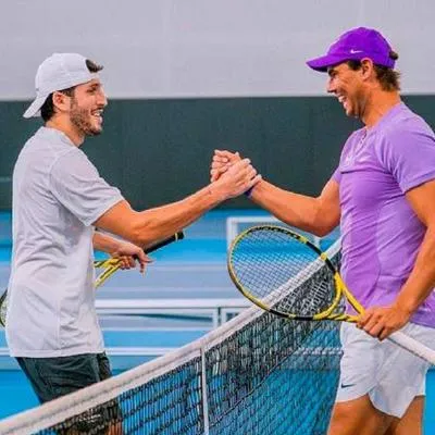 El cantante Sebastián Yatra entrena con la leyenda Rafael Nadal para enfrentar a la nueva estrella del tenis mundial Carlos Alcaraz.