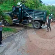 Vía Marinilla - El Peñol amaneció cerrada por derrumbe, alcaldía trabaja en restablecimiento de carretera.