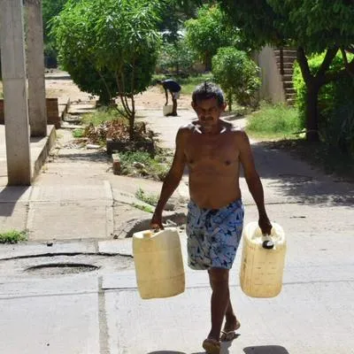 Habitante de Valledupar buscando agua, ya que denuncia que en su casa no hay y por eso hay protestas contra Emdupar.