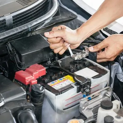 Así se cambia la batería de un carro, con unas llaves, guantes y con cuidado.