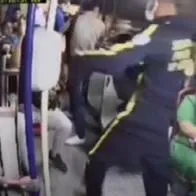 Ladrón se disfrazó de vigilante y atracó a pasajeros de un bus; atraparon a su 'supervisor'.