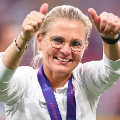 Sarina Wiegman, directora técnica de Inglaterra, que es la primera en la historia del fútbol en llegar a dos finales de Mundial con diferentes países.
