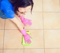 Cómo limpiar las juntas de las baldosas con elementos caseros: con bicarbonato de sodio, vinagre y agua caliente acabará con la suciedad y las bacterias .