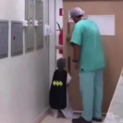 Doctor se viralizó tras conocerse la forma en que lleva a los niños al quirófano