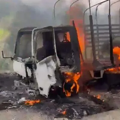 Disidentes de las Farc interceptaron a las tropas del Ejército en Cumbitara (Nariño), quemaron dos camiones y secuestraron a dos soldados este 18 de agosto.