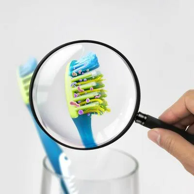 Estas son las razones por las cuales no debería dejar su cepillo de dientes en el baño.