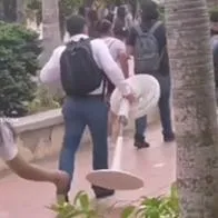 Pillan a universitario con abanico en mano camino a clases; ola de calor lo puso a prueba.