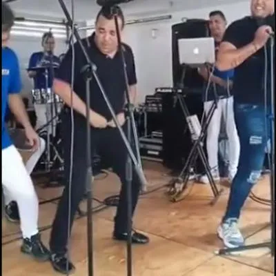 “El 80 % me contrata por el baile”: Jhonny Pacheco, el cantante vallenato que revolucionó las redes con su pase del ‘Canarismo’