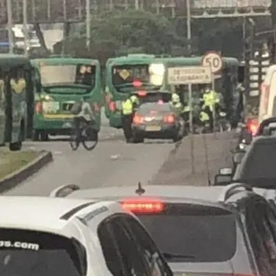 Trancón en Bogotá por puente festivo hoy: calle 80 está colapsada por accidente