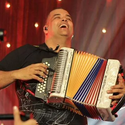 El acordeonero Rolando Ochoa confesó que, por su gran estatura, no pudo hacer dupla con Diomedes Díaz y otros cantantes. Acá, la hisotria.