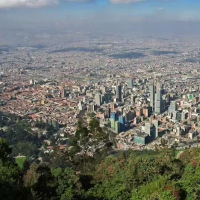 Bogotá vista desde Monserrate, uno de los lugares recomendados para visitar este puente festivo.