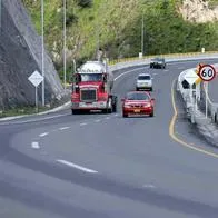 Vehículos de carga en carreteras de Colombia, que tendrán restricciones de circulación en este puente festivo.