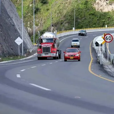 Vehículos de carga en carreteras de Colombia, que tendrán restricciones de circulación en este puente festivo.