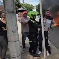 En Bogotá, golpearon a ladrón que robó a mujer y luego chocó contra bicitaxi
