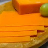 Queso cheddar o amarillo en realidad es otra cosa y ni lleva leche, ¿qué es?