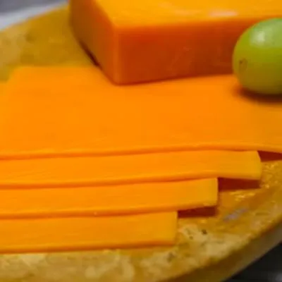 Queso cheddar o amarillo en realidad es otra cosa y ni lleva leche, ¿qué es?