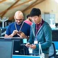 Dos hombres trabajando en telecomunicación, como los trabajos que ofrece Wom.