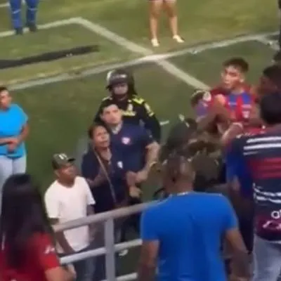 'Caballo' Márquez, desbocado, saltó valla y armó pelea en gradas del estadio de Santa Marta.