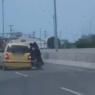 Taxista prendió la moto y arrolló a pareja que lo habría atracado en la vía a aeropuerto.