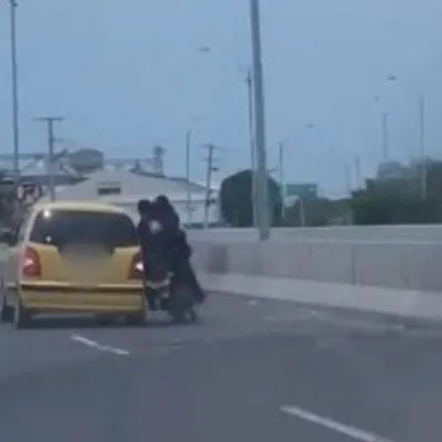 Taxista prendió la moto y arrolló a pareja que lo habría atracado en la vía a aeropuerto.