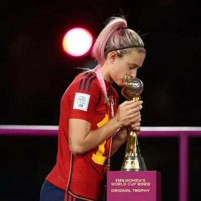 Alexia Putellas besando el trofeo del Mundial Femenino. La jugadora elogió a Selección Colombia Femenina en la pelea por sus derechos.
