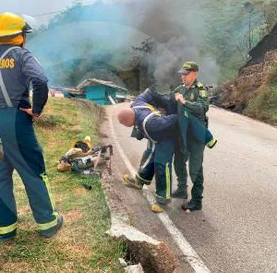 Emergencia en la vía Guatapé-San Rafael, en Antioquia: explotó camión de gas y hay al menos nueve heridos
