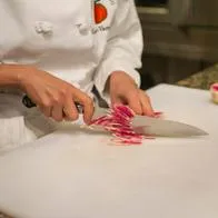 Tabla de picar, cocineros expertos aclaran si pueden o no ser de madera