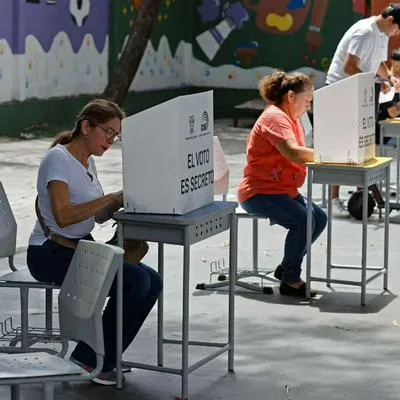 Foto de comicios en Quito, en nota de elecciones de Ecuador: denuncian ciberataques en sistema de votos en el exterior.