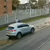 Policía en Bogotá atropelló a mujer y a su hija y trató de escapar, en Kennedy