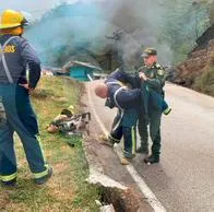 Bomberos de Antioquia trabajando en incendio por camión con gas que se volcó y explotó.