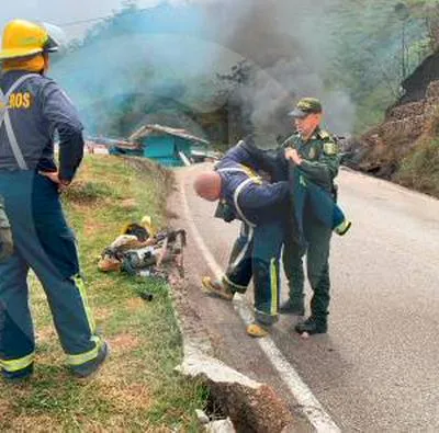 Bomberos de Antioquia trabajando en incendio por camión con gas que se volcó y explotó.