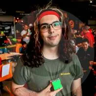 Alejandro Restrepo, el colombiano que ya es uno de los mejores del mundo armando cubos de rubik en tan solo 3 segundos.