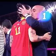 Luis Rubiales dándole un beso a Jenni Hermoso en celebración del primer título de la Selección de España en Mundial Femenino.