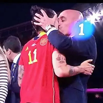 Luis Rubiales dándole un beso a Jenni Hermoso en celebración del primer título de la Selección de España en Mundial Femenino.