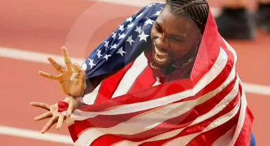 Noah Lyles, el nuevo rey del atletismo mundial, celebrando conun kame hame ha de Dragon Ball.