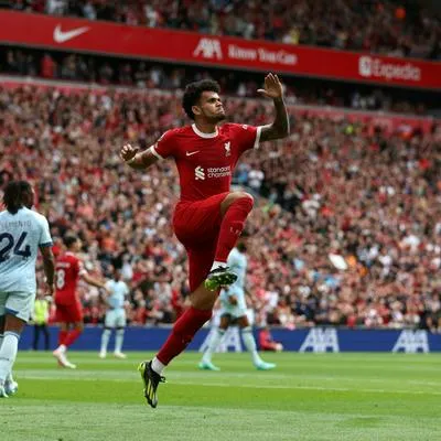 Luis Díaz, a quien los hinchas del Liverpool le hicieron una nueva canción, celebrando su gol con su equipo ante el Bournemouth en la Premier League