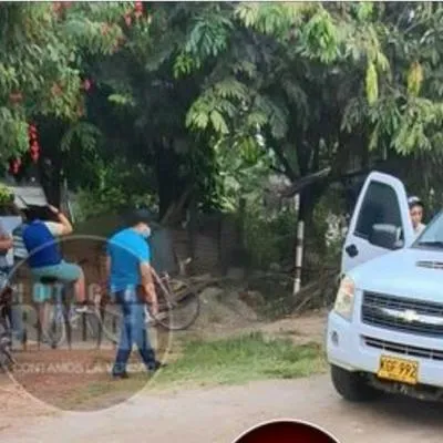 Transeúntes de El Espinal, Tolima, quedaron en shock después de encontrar a un adulto muerto al lado de un árbol en una zona residencial.