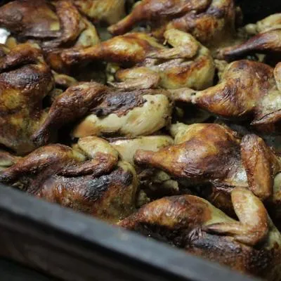 La Suerte, asadero de pollo en Bogotá que se hace de manera diferente y compite al de Don Roque. Tiktoker mostró dónde queda y cuánto vale