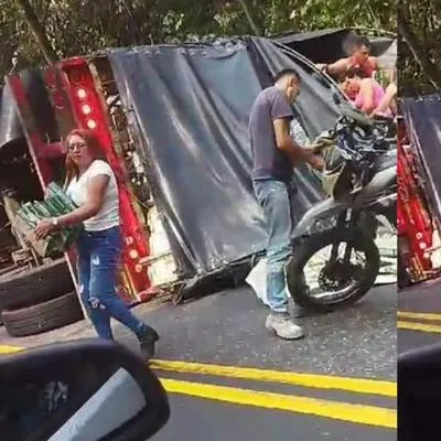 Ibagué-Cajamarca: personas saquearon camión con resmas de papel que se accidentó