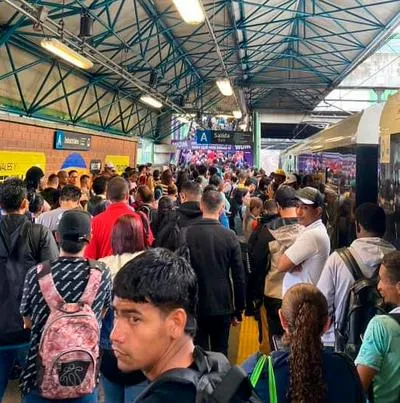 Metro de Medellín colapsó por tren dañado: hay 4 estaciones que no funcionan