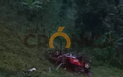 Jeep Willys rodó 50 metros al abismo en la vía Quimbaya a Filandia