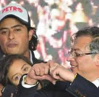 Nicolás Petro junto a Gustavo Petro durante la posesión presidencial en agosto