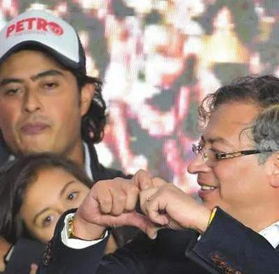 Nicolás Petro junto a Gustavo Petro durante la posesión presidencial en agosto